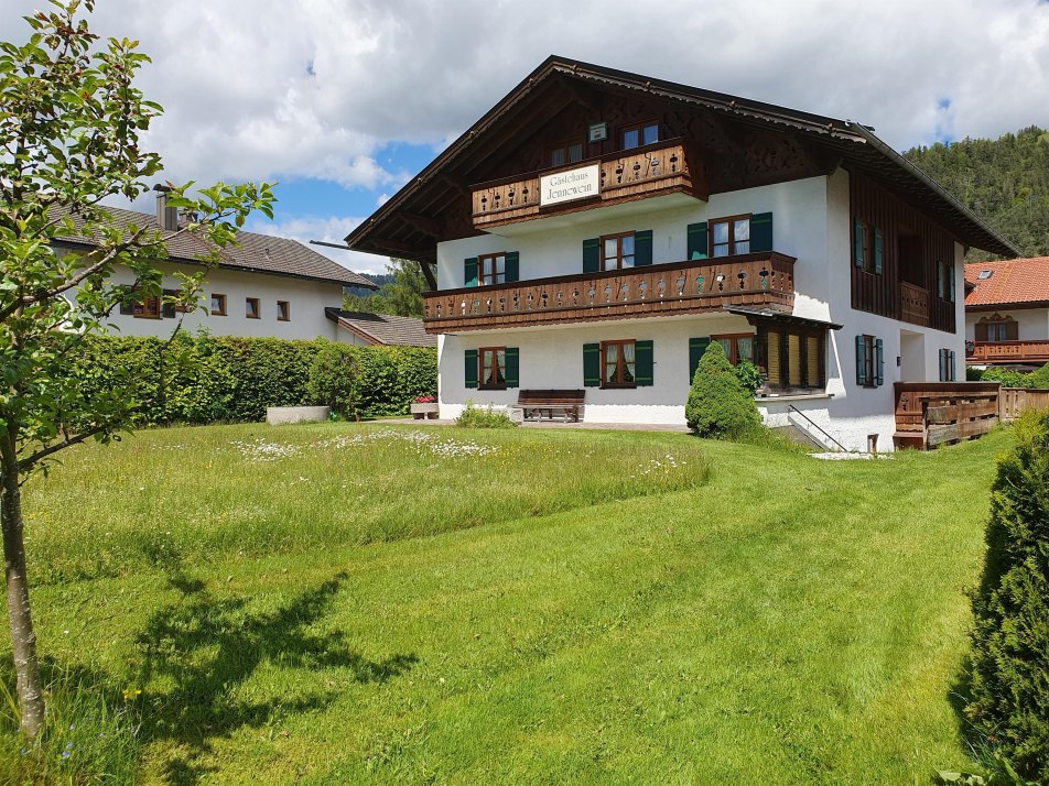 Unsere große Wiese vorm Gästehaus