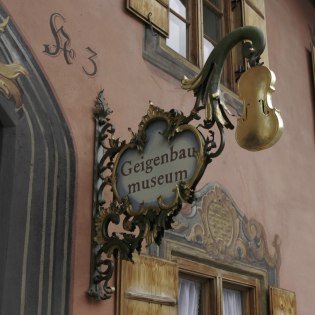 Schild am Eingang des Geigenbaumuseums, © Alpenwelt Karwendel | Pfisterer