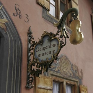 Sign at the entrance of the violin making museum, © Alpenwelt Karwendel | Pfisterer