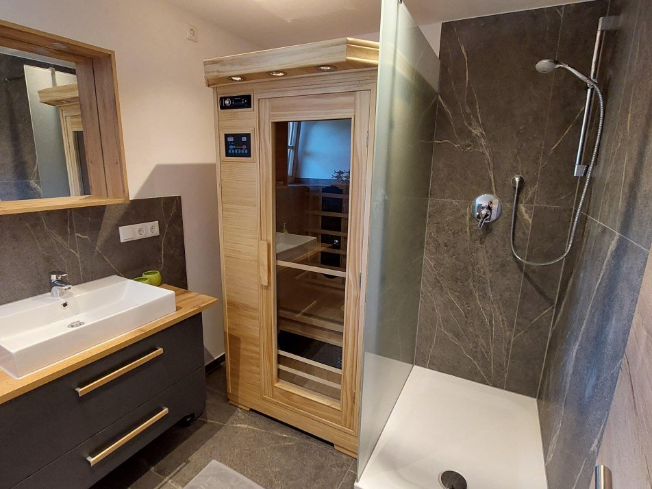 Badezimmer mit Infrarotkabine