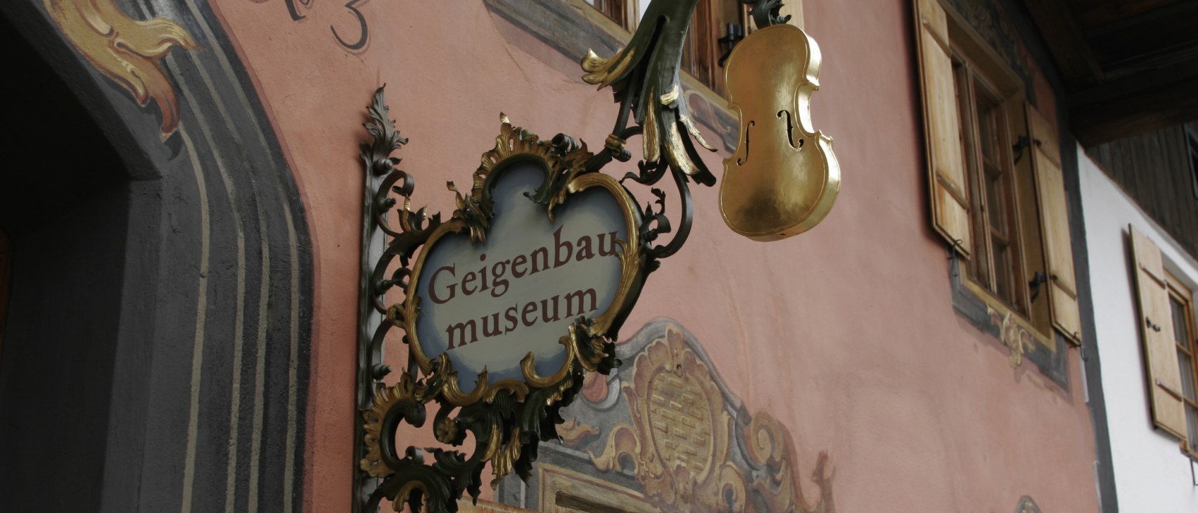 Eingang Geigenbaumuseum, © Alpenwelt Karwendel | Pfisterer