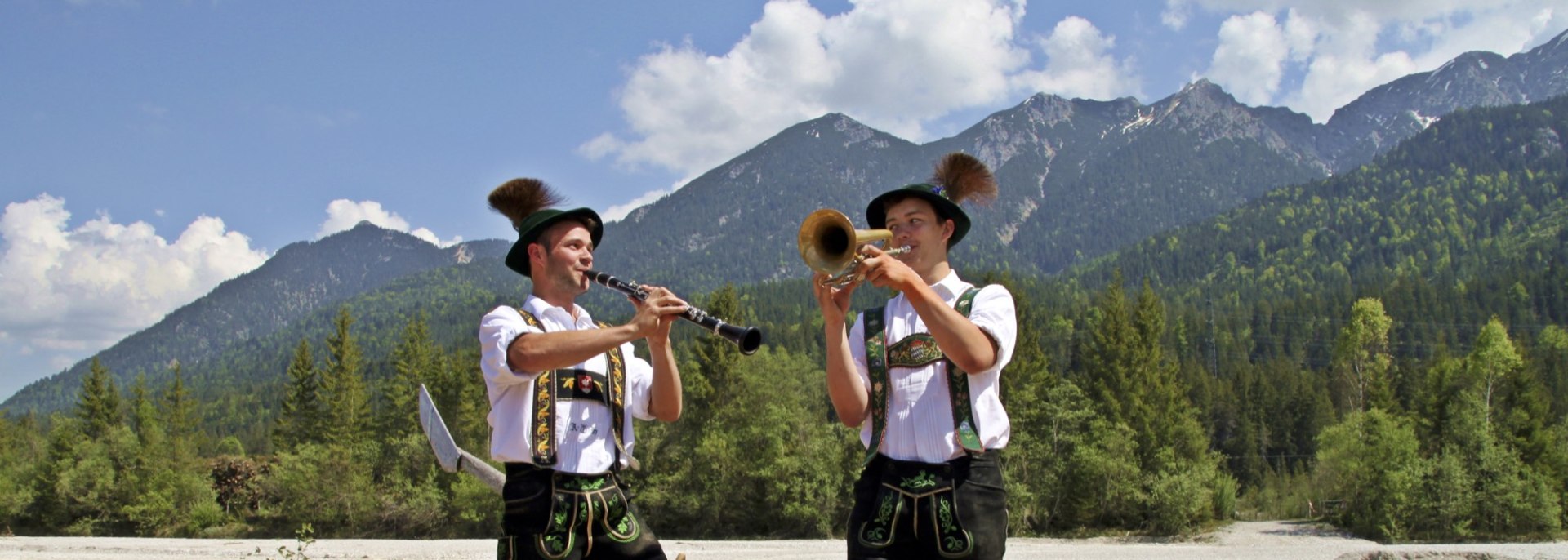 Tyisch bayerische Klänge in Tracht an der Wallgauer Floßbühne, © Alpenwelt Karwendel | Gemeinde Wallgau