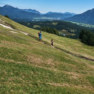 Hiking on the Kranzberg near Mittenwald with panorama in the background , © Alpenwelt Karwendel | Anton Brey 
