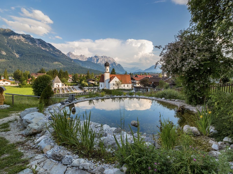 Ortsansicht Wallgau mit Kirche und Karwendel, © Alpenwelt Karwendel | Wera Tuma