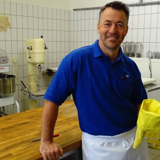 Martin steckt hinter den süßen Kreationen der Gröbl-Alm, © Alpenwelt Karwendel | Andrea Schmölzer