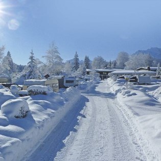 Der Caravanpark im tiefsten Winter mit geräumter Zufahrtsstrasse , © Alpenwelt Karwendel | Alpen-Caravanpark Tennsee 