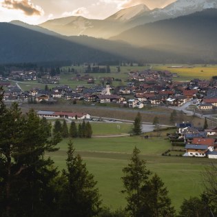  Krün mit Blick auf den Krottenkopf, © Alpenwelt Karwendel | Danilo Krauspe