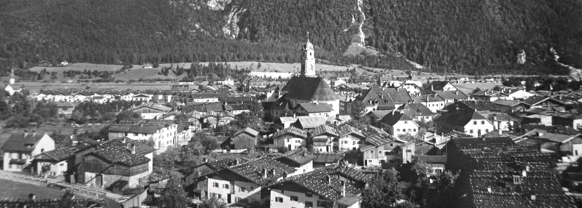 Mittenwald in Oberbayern, damals hatten noch fast alle Häuser ein Schindeldach., © Alpenwelt Karwendel | Franz-Paul Reindl