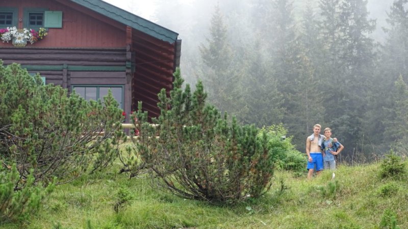 Ziel der Familienwanderung auf 1.630 Metern – die Hochlandhütte in der Alpenwelt Karwendel, © Alpenwelt Karwendel | Andrea Schmölzer