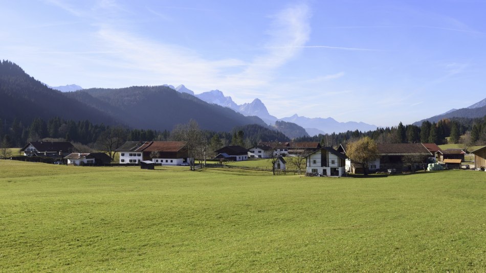 Der Krüner Ortsteil Gerold zwischen Wetterstein und Karwendel, © Alpenwelt Karwendel | Stefan Eisend