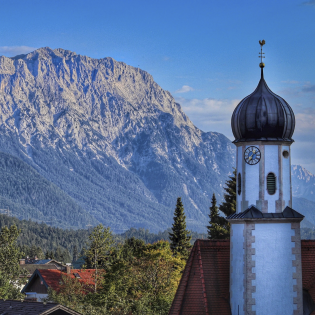 St. Jakob Kirche in Wallgau mit Blick auf den Karwendel, © Alpenwelt Karwendel | Marcel Dominik