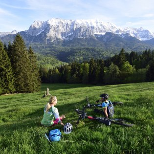 Travelling with the Moutainbike on the edge of the Wetterstein in the Elmauer Valley - Summer holidays in Krün, © Alpenwelt Karwendel | Stefan Eisend