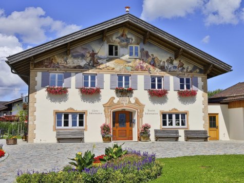 Town hall in Krün with tourist information for information on holiday planning , © Alpenwelt Karwendel | Marcel Dominik