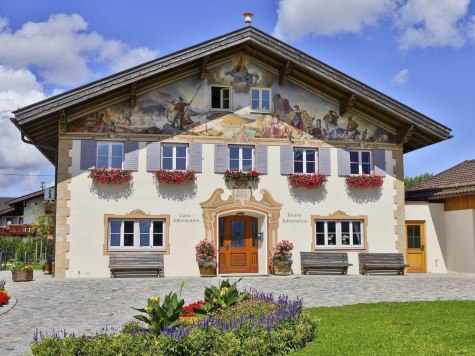 Rathaus in Krün mit Tourist-Information für Informationen zur Urlaubsplanung , © Alpenwelt Karwendel | Marcel Dominik