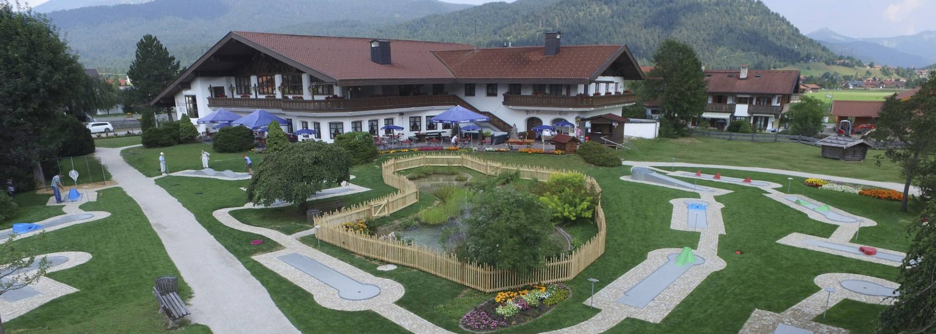 Luftansicht vom Kurhaus in Krün - Veranstaltungsort mit Restaurant, Minigolf und Parkanlage, © Alpenwelt Karwendel | Florian Schmid