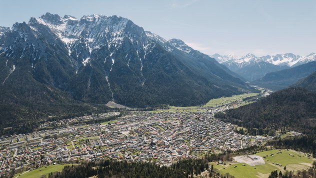 Ein oberbayerisches Juwel: Mittenwald an der Isar in den bayerischen Alpen, © Alpenwelt Karwendel | Kristof Göttling