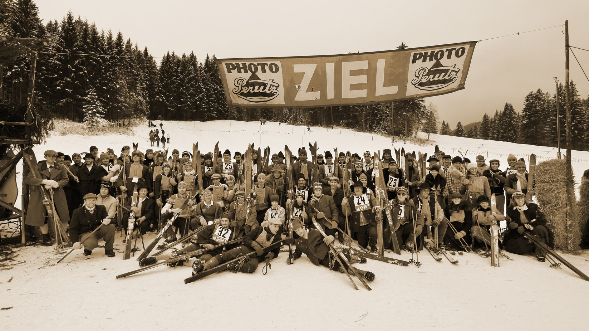 Gruppenbild vom Nostalskirennen in Krün, © Alpenwelt Karwendel | Christoph Schober