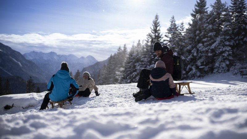 Winterfreuden auf der Rodelbahn vom Kranzberg hinab, © Alpenwelt Karwendel | kreativ-instinkt.de Winterfreuden auf der Rodelbahn vom Kranzberg hinab, © Alpenwelt Karwendel | kreativ-instinkt.de