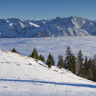 Winterwanderung am Simetsberg mit Blick ins Soierngebirge , © Alpenwelt Karwendel | Kriner&Weiermann 