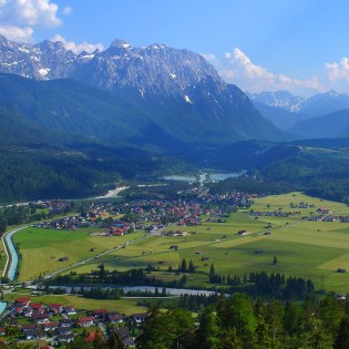 Blick vom Krepelschrofen über Wallgau, Krün und Mittenwald, © Alpenwelt Karwendel | Christoph Schober