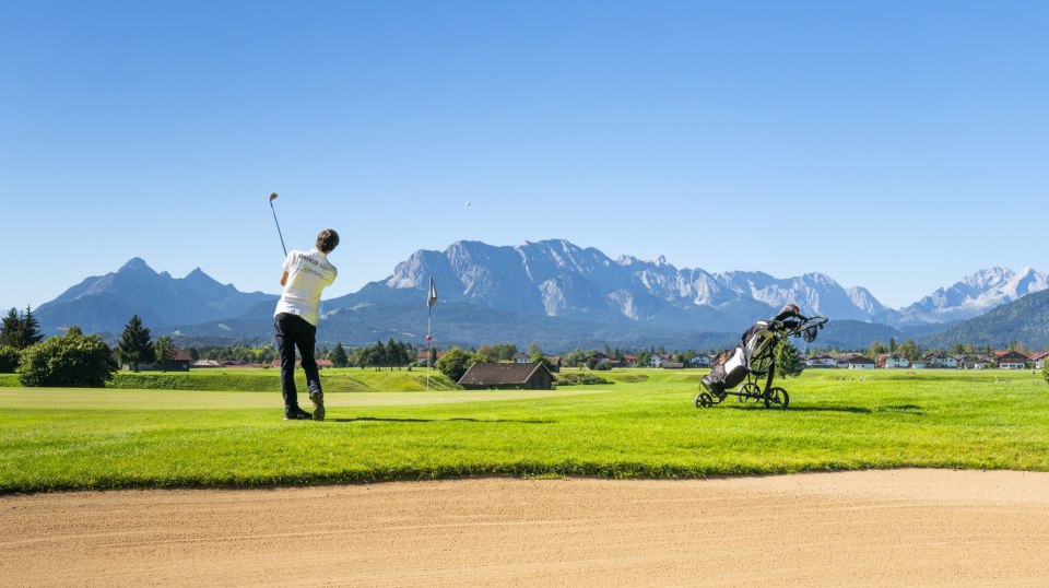 Der Golf- und Landclub Karwendel in Wallgau bietet einen 9-Loch Platz mit 19-Loch Variante eingebettet zwischen Zugspitze, Karwendel und Walchensee, © Alpenwelt Karwendel | Paul Wolf