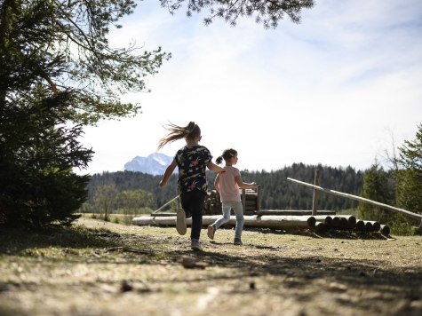 Das Floß vom Isar-Natur-Erlebnisweg bei Krün, © Alpenwelt Karwendel | Philipp Gülland