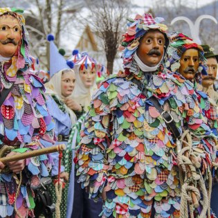 Im Vordergrund das typische Fleckergewand - Traditionelles Faschingstreiben rund um Mittenwald, Krün und Wallgau., © Alpenwelt Karwendel | Wera Tuma Im Vordergrund das typische Fleckergewand - Traditionelles Faschingstreiben rund um Mittenwald, Krün und Wallgau., © Alpenwelt Karwendel | Wera Tuma