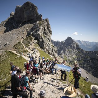 Luitpold erklärt Ihnen die Gipfel von der Zugspitze bis zum Watzmann, © Alpenwelt Karwendel | Philipp Gülland