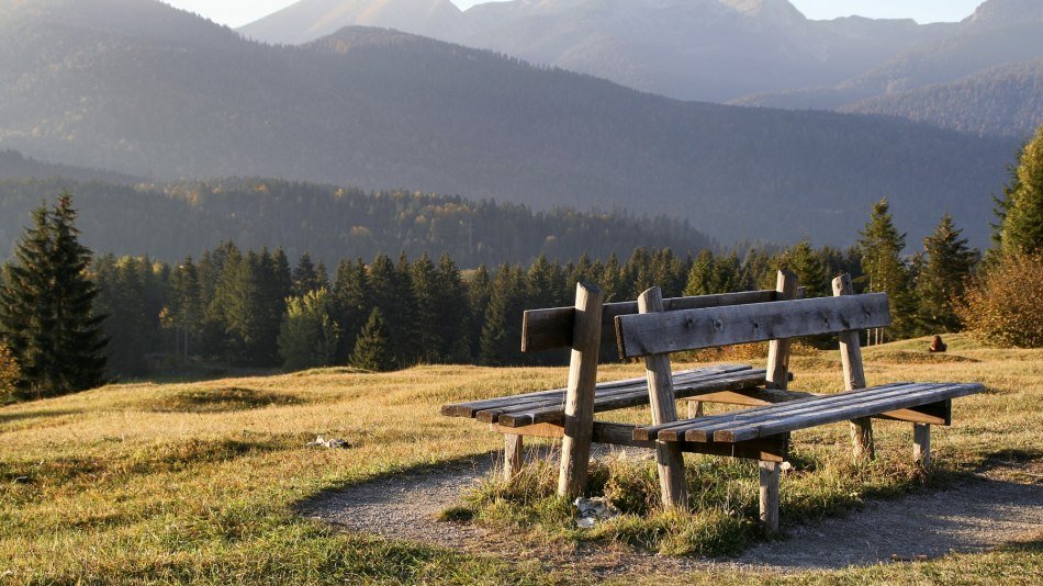 Ruhebänke mit Panoramablick finden sich auf allen Touren der Alpenwelt Karwendel, © Alpenwelt Karwendel | Wera Tuma