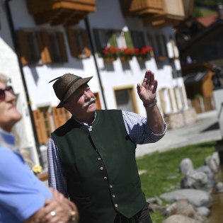 Litpold Wurmer zeigt Ihnen bei seiner Ortsführung die interessanten Details von Mittenwald, © Alpenwelt Karwendel | Angelika Warmuth