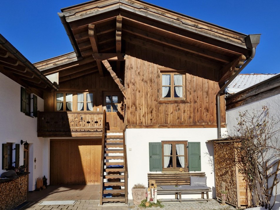 Hausansicht im Frühjahr