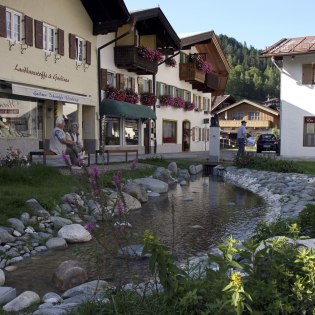 Eine Idylle - Mittenwalder Gries mit typischen Häusern und kleinem Bachlauf, © Alpenwelt Karwendel | Rudolf Pohmann