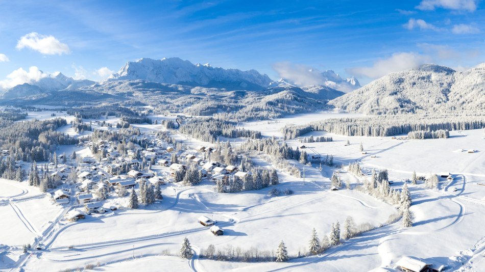 Zahlreiche Loipen finden man im Winter in der Alpenwelt Karwendel, hier sehen Sie eine Luftaufnahme der Nachtloipe in Krün, © Alpenwelt Karwendel | Kriner-Weiermann