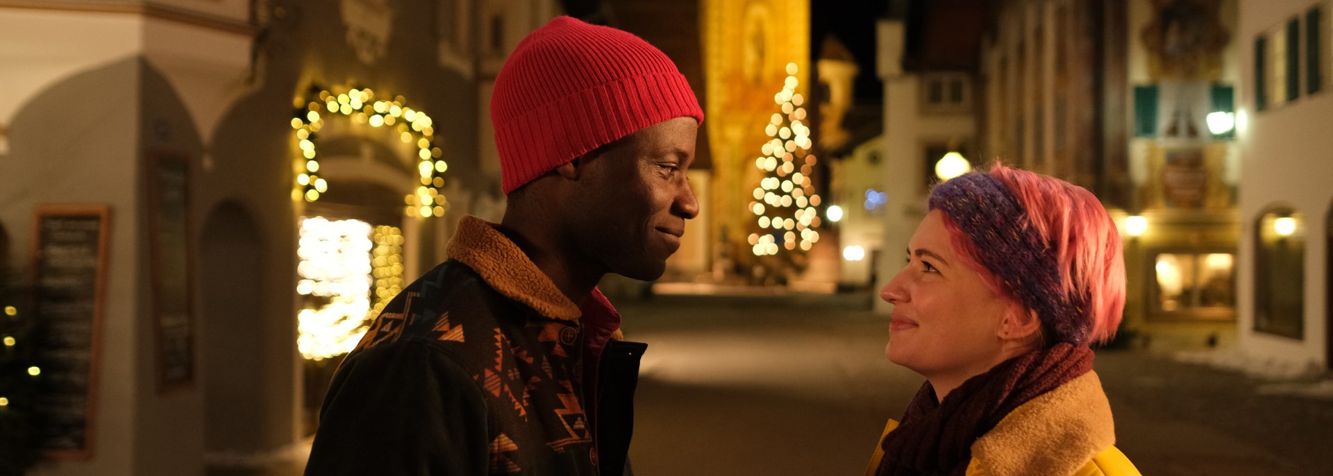 Paketbote Adika (Yann Mbiene) mit Pflegerin Tessa (Zoë Valks) am Obermarkt., © ZDF / Kerstin Stelter