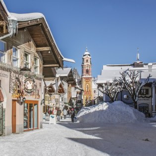 Der Obermarkt in Mittenwald mit Kirche St. Peter und Paul im Winter, © Alpenwelt Karwendel | Wera Tuma