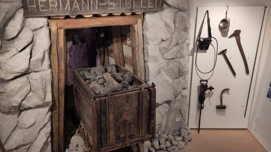 Sonderausstellung „Der Stein, der brennt und heilt. Ölschieferbergbau im Karwendel", © Geigenbaumuseum Mittenwald