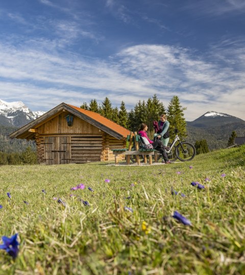 Bikepause an den Buckelwiesen im Frühling, © Alpenwelt Karwendel | Pierre Johne