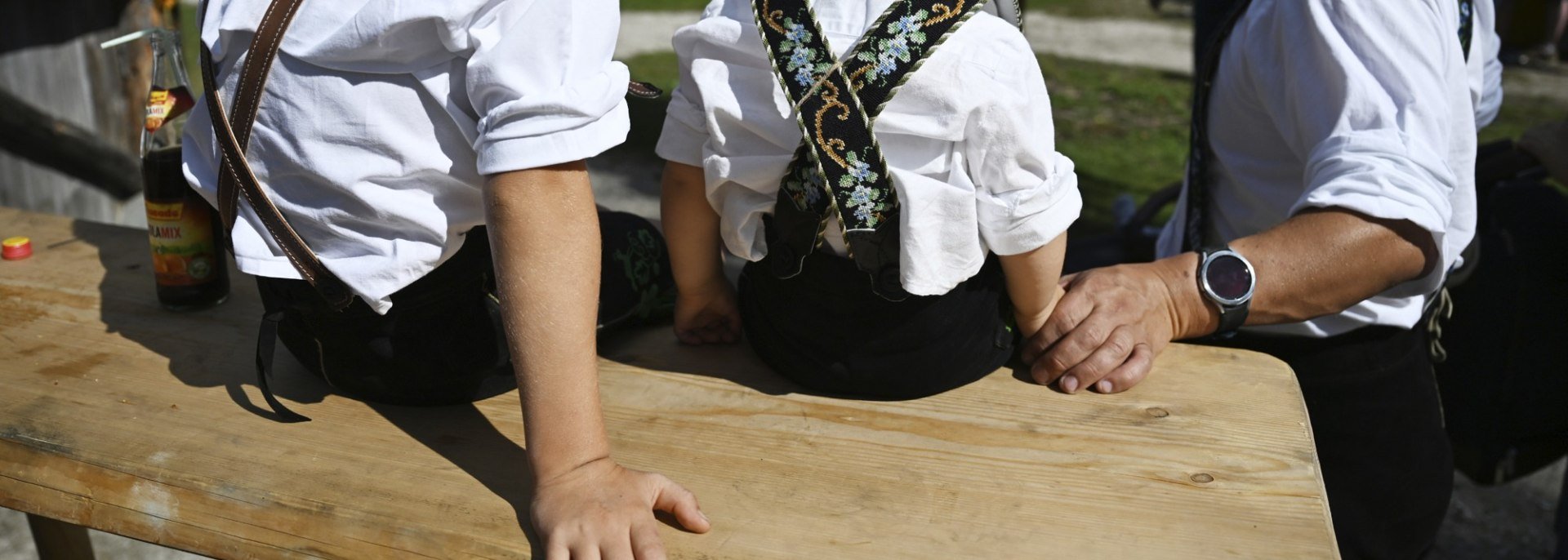 Young costumes with leather and embroidered suspenders, © Alpenwelt Karwendel | Angelika Warmuth