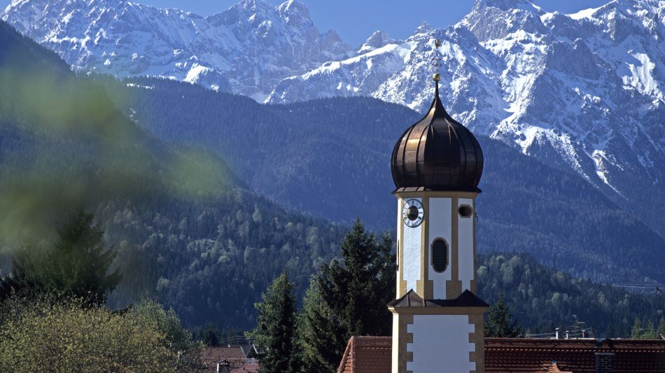 Verschneite Berge des Karwendel, im Vordergrund die Wallgauer Kirche, © Alpenwelt Karwendel | Wenzel Fischer 