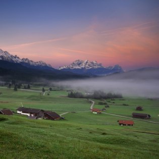 Atmospheric view from the humpback meadows near Mittenwald with Wetterstein and Zugspitze., © Alpenwelt Karwendel | Maximilian Ziegler