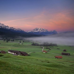 Stimmungsvoller Blick von den Buckelwiesen bei Mittenwald mit Wetterstein und Zugspitze., © Alpenwelt Karwendel | Maximilian Ziegler