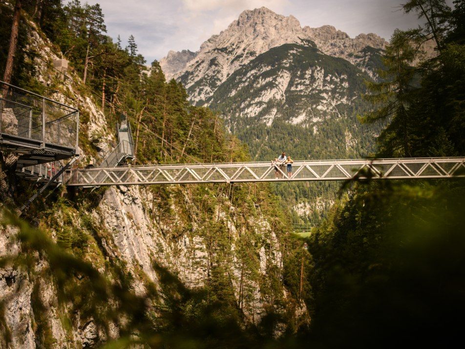 Brücke in der Leutascher Geisterklamm, © Alpenwelt Karwendel |Philipp Gülland, PHILIPP GUELLAND
