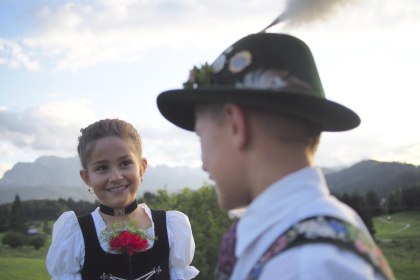 Kinder in Tracht aus Krün an der Isar in Oberbayern, © Alpenwelt Karwendel | Lena Staltmair