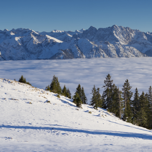 Winter hike on the Simetsberg with a view of the Soiern Mountains , © Alpenwelt Karwendel | Kriner&Weiermann 
