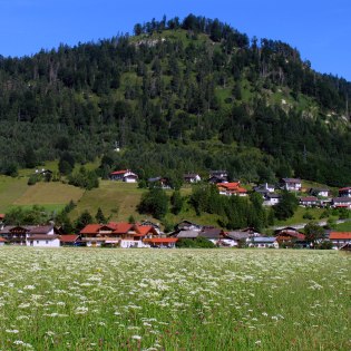 Der oberbayerische Kurort Wallgau mit seinem Hausberg, dem Krepelschrofen, © Alpenwelt Karwendel | HPS-pro