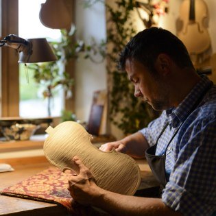 An existing tradition - Violin making in Mittenwald, © Alpenwelt Karwendel | Zugspitz Region