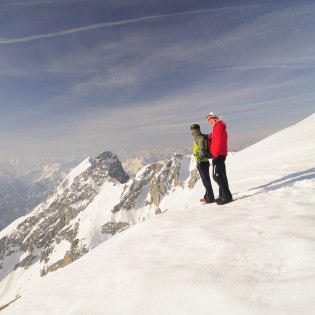 Zwei Winterwanderer genießen im Winter die Aussicht auf dem Karwendel, © Alpenwelt Karwendel | Wolfgang Ehn 