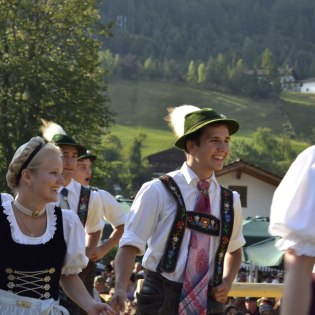 Echte bayerische Tracht - Plattler in Wallgau, © Alpenwelt Karwendel | Regina Neuner