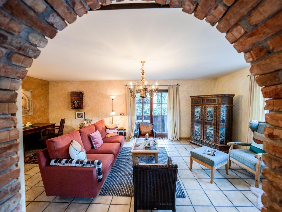 Wohnzimmer mit Durchgang zur Küche mit Balkon Wohnzimmer mit Durchgang zur Küche mit Balkon