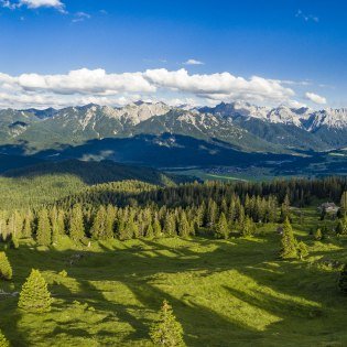 Blick von der Wallgauer Alm - Aussicht vom Simetsberg über Walchensee, Soiern, Karwendel, Barmsee und Arnspitzen, © Alpenwelt Karwendel | Kriner & Weiermann
